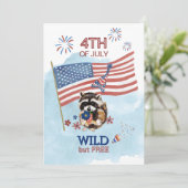 Wild Raccoon Girl viert vierde juli Feestdagenkaart (Staand voorkant)