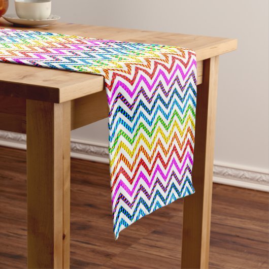 Wild Rainbow Chevron Pattern Korte Tafelloper (Voorbeeld)