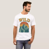 WILD Retro Mountain Adventure Graphic T-shirt (Voorkant volledig)