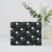 Wild Roos - Floral Pattern on Black Background Briefkaart (Staand voorkant)