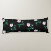 Wild Roos - Floral Pattern on Black Background Lichaamskussen (Achterkant)