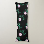 Wild Roos - Floral Pattern on Black Background Lichaamskussen (Voorkant Verticaal)