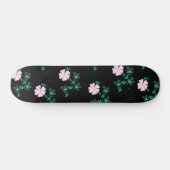 Wild Roos - Floral Pattern on Black Background Persoonlijk Skateboard (Horizontaal)