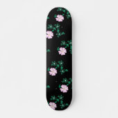 Wild Roos - Floral Pattern on Black Background Persoonlijk Skateboard (Voorkant)