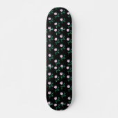 Wild Roos - Floral Pattern on Black Background Persoonlijk Skateboard (Voorkant)