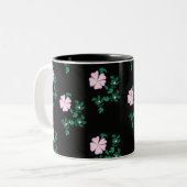 Wild Roos - Floral Pattern on Black Background Tweekleurige Koffiemok (Voorkant links)