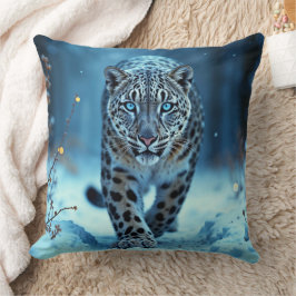 Wild sneeuwluipaard wandelen vorst betoverd bos kussen