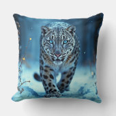 Wild sneeuwluipaard wandelen vorst betoverd bos kussen (Voorkant)