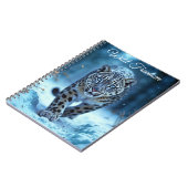 Wild sneeuwluipaard wandelen vorst betoverd bos notitieboek (Linkerzijde)