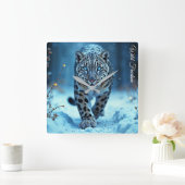 Wild sneeuwluipaard wandelen vorst betoverd bos vierkante klok (Huis)