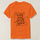 Wild Soul, Gentle Spirit – kalligrafisch T-shirt (Design voorkant)