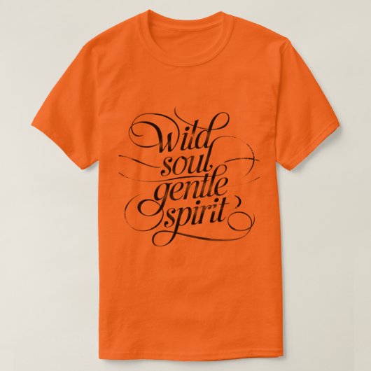 Wild Soul, Gentle Spirit – kalligrafisch T-shirt (Design voorkant)