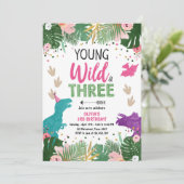 Wild Three Dino Party Girl Pink Dinosaurus Verjaar Kaart (Staand voorkant)