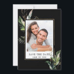 Wild Tropical Foliage Weduwfoto Black Save The Date<br><div class="desc">Op deze trouwfoto behalve de datumuitnodiging staan waterverf palmbladeren,  bananenbladeren,  exotische tropische bladeren en faux goudbladeren met een faux gouden rechthoek lijst. Het is perfect voor een tropische,  strandbruiloft,  zomer- of bestemmingsbruiloft.</div>