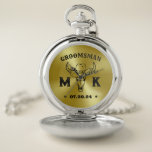 Wild West Cowboy Specialized Monogram Groomsmen Zakhorloge<br><div class="desc">Gepersonaliseerde cadeaus voor groomsmen met oud western cowboythema. Gedecorreerd met cowboy pet met  western doopvont. De tekst en de kleur zijn editable gebruikend het Hulpmiddel van het Ontwerp om uw gelegenheid te passen. Profiteer van dit cadeau voor bruiloft,  vrijgezellenfeest,  verloffeest of andere speciale gelegenheden.</div>