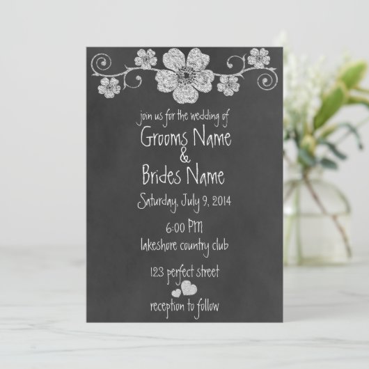 Wild White Roses Chalkboard Wedding Invitation Kaart (Staand voorkant)