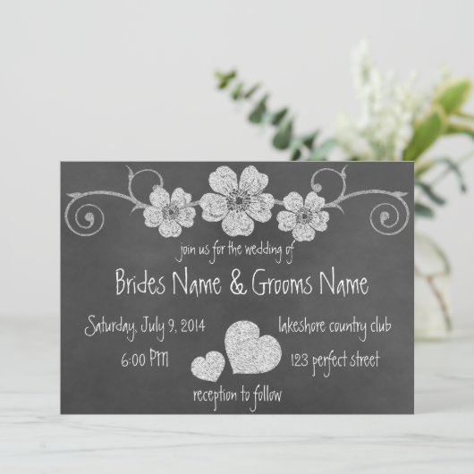 Wild White Roses Chalkboard Wedding Invitation Kaart (Staand voorkant)