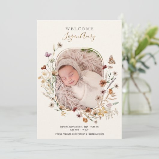 Wildbloem Floral New Baby Birth Foto Aankondiging (Staand voorkant)