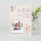 Wildbloem rustieke outdoor boho bruiloft save the date (Staand voorkant)