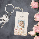 Wildbloemen beige foto monogram sleutelhanger<br><div class="desc">Voeg een vleugje persoonlijke charme toe aan uw dagelijkse routine met onze gepersonaliseerde Floral Sleutelhanger. Met een prachtige roze achtergrond versierd met wilde bloemen uit een zomerweide, deze sleutelhanger is zo mooi als praktisch. Perfect om uw sleutels georganiseerd te houden terwijl u een persoonlijk tintje aan uw ruimte toevoegt. Prachtig...</div>