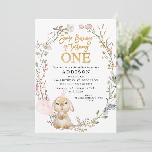 Wildbloemen bloemenkrans sommige konijntje verjaar kaart (Staand voorkant)