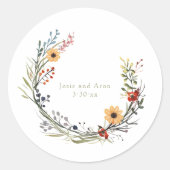 Wildbloemen Bruiloft Krans Namen en Datum Ronde Sticker (Voorkant)