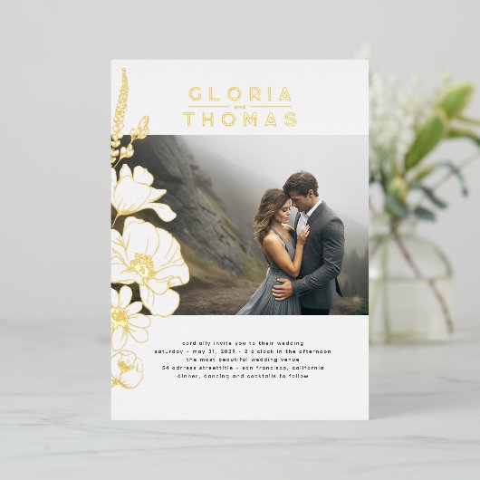 Wildbloemen Elegante moderne bruiloft foto Folie Uitnodiging (Staand Voorkant)