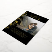 Wildbloemen Elegante moderne zwarte bruiloft foto Folie Uitnodiging (Gedraaid)