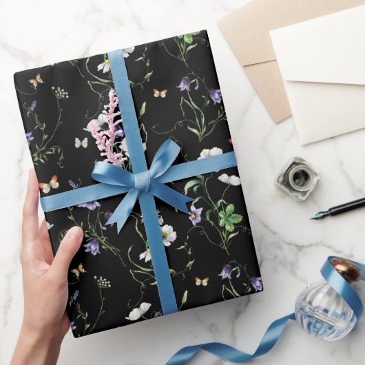 Wildbloemen en vlinders op zwart cadeaupapier (Geschenken)