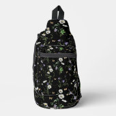Wildbloemen en vlinders op zwart sling bag (Voorkant)