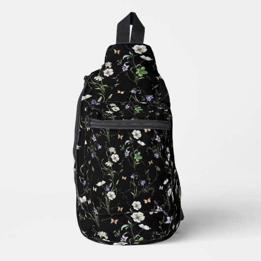 Wildbloemen en vlinders op zwart sling bag (Voorkant)