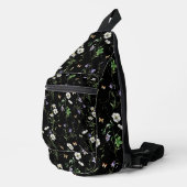Wildbloemen en vlinders op zwart sling bag (Rechterhoek)