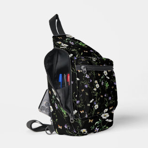 Wildbloemen en vlinders op zwart sling bag