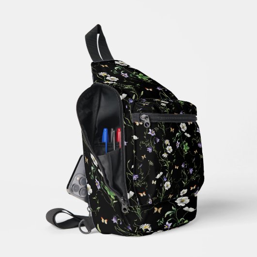 Wildbloemen en vlinders op zwart sling bag (Open)
