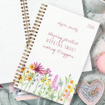 Wildbloemen Positiviteitscijfer Gepersonaliseerd Planner<br><div class="desc">Wilde bloemplanner, ongedateerd en klaar om te personaliseren met jouw naam en het jaar. Het positiviteitcitaat leest "het blijven positief, werkend slim, makend het"in casual manuscript en dunne doopvonttypografie gebeuren. Rand van de waterverf van wilde bloemen in tinten roze paarse sinaasappel en geel. Het tuinontwerp voor meisjes en vrouwen in...</div>