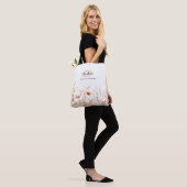 Wildbloemen roze beige monogram naam tote bag (Op model)