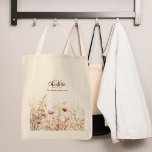 Wildbloemen roze beige monogram naam tote bag<br><div class="desc">Versierd met wilde bloemen in roze en beige. Personaliseer en voeg uw monogram initialen en volledige naam.</div>
