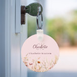 Wildbloemen roze beige monogram sleutelhanger<br><div class="desc">Voeg een vleugje persoonlijke charme toe aan uw dagelijkse routine met onze gepersonaliseerde Floral Sleutelhanger. Met een prachtige roze achtergrond versierd met wilde bloemen uit een zomerweide, deze sleutelhanger is zo mooi als praktisch. Perfect om uw sleutels georganiseerd te houden terwijl u een persoonlijk tintje aan uw ruimte toevoegt. Prachtig...</div>