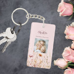 Wildbloemen roze foto monogram sleutelhanger<br><div class="desc">Voeg een vleugje persoonlijke charme toe aan uw dagelijkse routine met onze gepersonaliseerde Floral Sleutelhanger. Met een prachtige roze achtergrond versierd met wilde bloemen uit een zomerweide, deze sleutelhanger is zo mooi als praktisch. Perfect om uw sleutels georganiseerd te houden terwijl u een persoonlijk tintje aan uw ruimte toevoegt. Prachtig...</div>