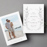 Wildbloemen Silhouet krans bruiloft foto grijs Save The Date<br><div class="desc">Deze elegante bruiloft save-the-date uitnodiging beschikt over wilde bloemen silhouet als een krans met een foto en extra tekst op de rug. Voor meer geavanceerde aanpassing van dit ontwerp,  klikt u op de BLUE DESIGN TOOL BUTTON hierboven! Overeenkomende objecten zijn ook beschikbaar.</div>