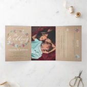 Wildbloemkrans op Kraft Country Wedding Suite Drieluik Uitnodiging (Binnen)