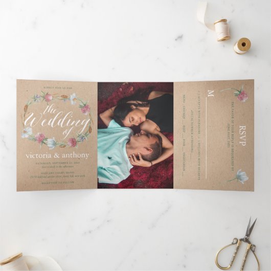 Wildbloemkrans op Kraft Country Wedding Suite Drieluik Uitnodiging (Binnen)