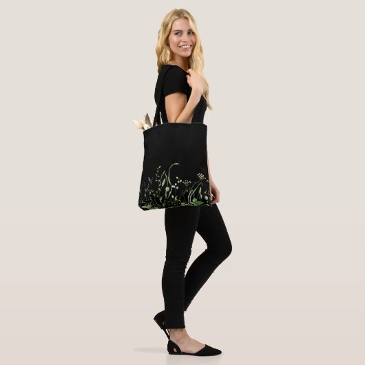 Wildbloemrand op zwart tote bag (Op model)
