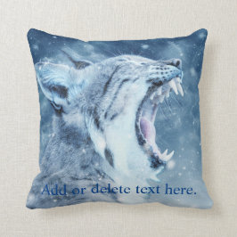 Wildcat in sneeuw kussen