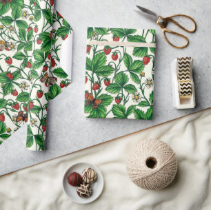 Wilde aardbeien op gebroken wit cadeaupapier