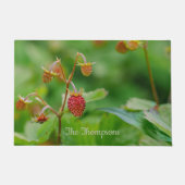 Wilde aardbeien op groene foto met familienaam deurmat (Voorkant)