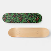 Wilde aardbeien op zwart persoonlijk skateboard (Horizontaal)