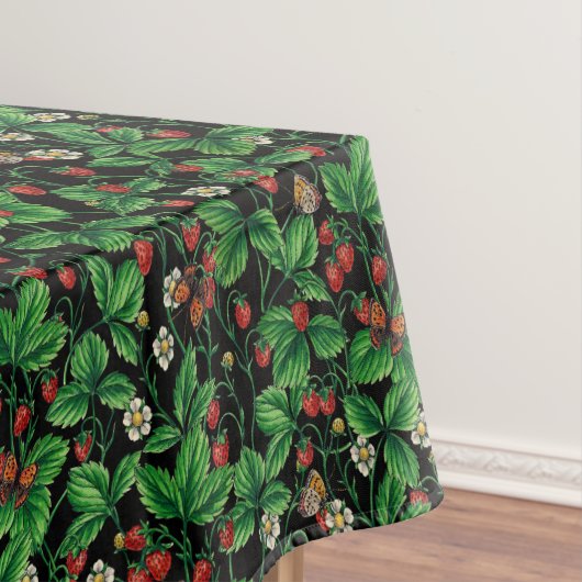 Wilde aardbeien op zwart tafelkleed (Voorbeeld)