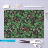 Wilde aardbeien op zwart tissuepapier (Craft)