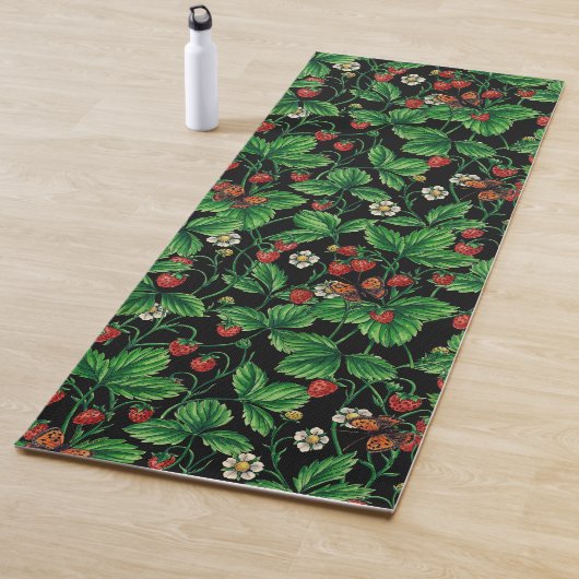 Wilde aardbeien op zwart yogamat (In situ)